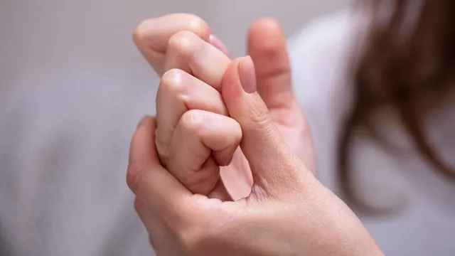 does-cracking-your-knuckles-really-cause-arthritis-expert-reveals-myths-and-facts