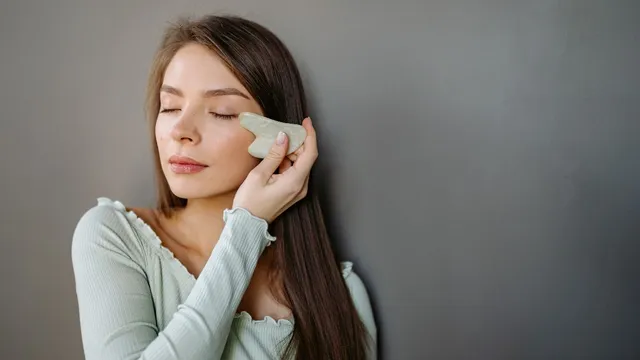 how-to-use-gua-sha-for-eyes-benefits-techniques-and-what-not-to-do