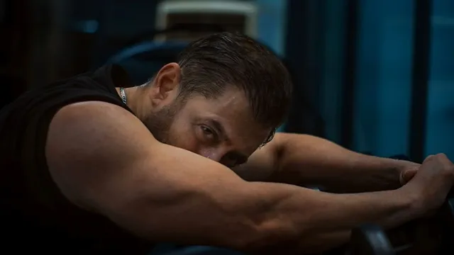 salman-khan-shares-piece-of-advice-while-flexing-toned-muscles-fans-call-him-beast-at-59