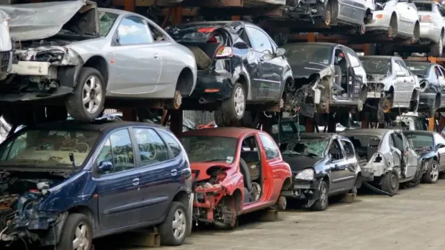 old-auto-markets-boom-outside-ncr-after-delhi-crackdown-dealers-from-up-bihar-southern-states-rush-to-buy-eol-vehicles