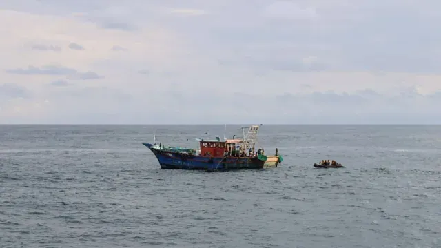 maharashtra-suspicious-boat-bearing-markings-of-another-country-spotted-off-raigad-coast-security-heightened