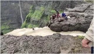pune-tourist-falls-into-kalu-waterfall-local-rescue-with-makeshift-dupatta-rope-watch