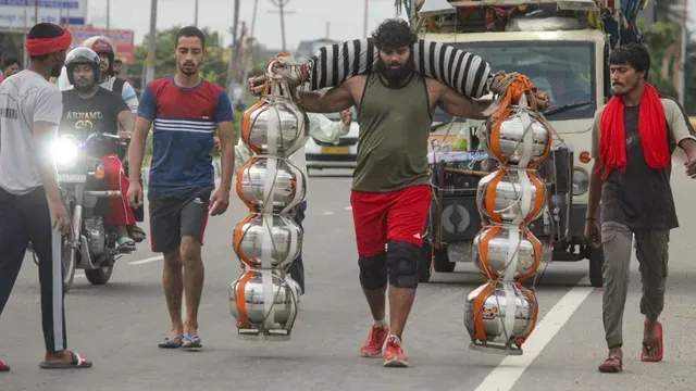 kanwar-yatra-2025-traffic-restriction-imposed-on-delhis-kalindi-kunj-barrage-mumbai-expressway-till-july-23-delhi-traffic-advisory
