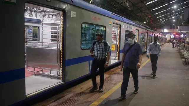 mumbai-local-trains-to-get-ac-metrolike-coaches-soon-no-fare-hike-cm-fadnavis