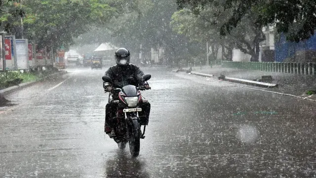 bangalore-weather-forecast-heavy-rains-in-city-today-imd-issues-orange-alert-for-multiple-karnataka-districts