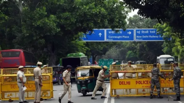 delhi-wrong-route-diversion-in-gol-market-area-leads-to-traffic-chaos-bhai-veer-singh-marg-closed-key-routes-affected