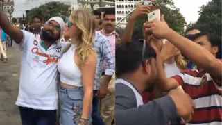 Mumbai Men Crowd Foreign Woman For Selfies Making Her Uncomfortable; Viral Video Sparks Outrage Amid US Travel Advisory
