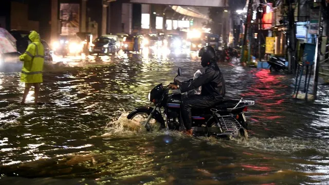 gurugram-rains-showers-flood-delhijaipur-highway-other-areas-of-city-traffic-movement-disrupted-check-weather-forecast-for-tuesday