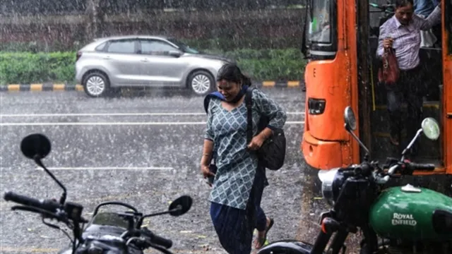 delhincr-weather-light-rain-thunderstorms-likely-in-delhi-ghaziabad-gurgaon-faridabad-noida-weather-news-today-weather-news-delhi-weather-delhi-rains