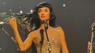 katy-perry-lifetimes-world-tour-choreography-leaves-her-bruised-singer-shares-nasty-knee-injury-photo-from-bathtub