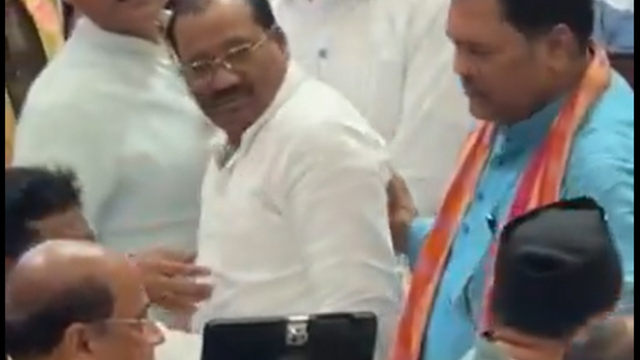 BJP MLAs Rajesh Chaudhary, Saurabh Srivastava Clash Inside UP Assembly ...