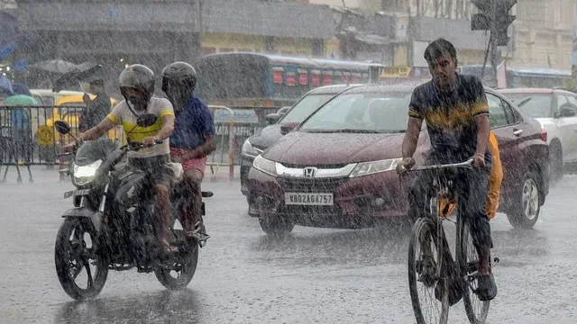 chennai-weather-heavy-rain-thunder-hit-city-imd-issues-orange-alert-for-multiple-tamil-nadu-districts-forecast