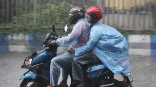 Weather Alert: Delhi-NCR Wakes Up To Drizzle, Heavy Rain Warning In Multiple States; Schools Closed In Himachal, Jammu