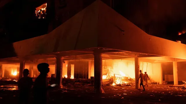 indonesia-erupts-in-violence-parliament-buildings-torched-3-dead-in-makassar-protests-video