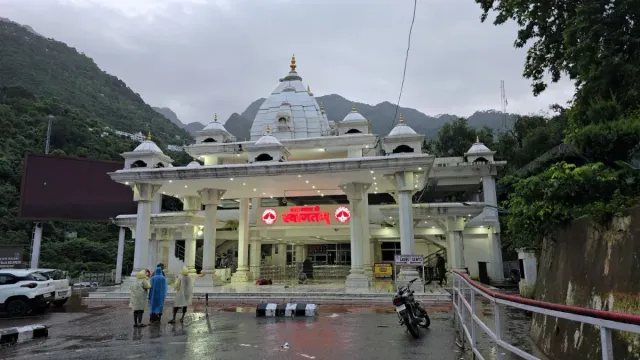 jammu-kashmir-shree-mata-vaishno-devi-yatra-remains-suspended-for-sixth-consecutive-day-after-landslides