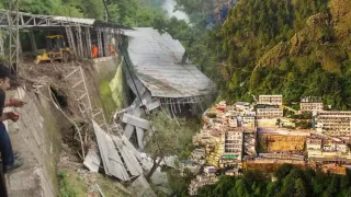 Jammu-Kashmir Weather: Schools Closed, Vaishno Devi Yatra Suspended, Hotels Evacuated Amid Landslides | Top Updates