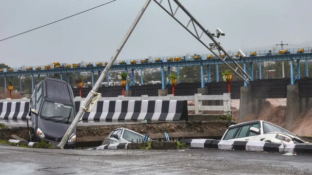 jammu-floods-heavy-rain-swells-tawi-chenab-rivers-schools-closed-national-highway-shut-amid-warnings