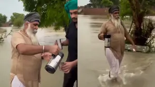 'Rab De Bande': Elderly Man Serves Tea To Volunteers Despite Losing Everything In Punjab; Video Goes Viral