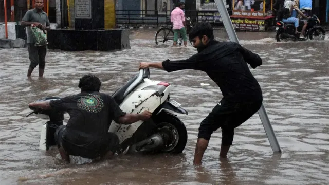 delhi-traffic-advisory-diversions-announced-along-outer-ring-road-as-yamuna-swells-near-vasudev-ghat