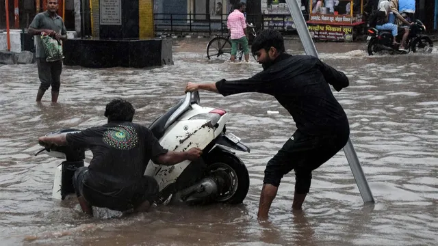 delhi-ncr-weather-heavy-rain-in-delhi-noida-ghaziabad-gurugram-schools-shut-delhi-police-traffic-advisory-issued