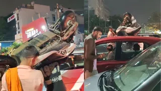 Gurugram Man Lifts Scooter On Shoulder To Escape Endless Traffic In Viral Video, Netizens Joke 'Lagta Hai Papa Ka Miss Call Aaya Hai'