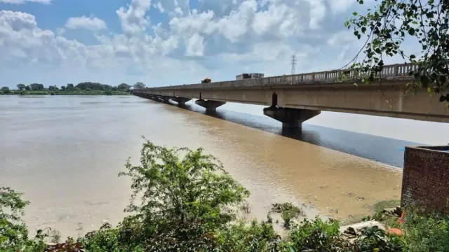 noida-flood-alert-over-5000-farm-houses-inundated-after-hathni-kund-barrage-yamuna-overflows-people-shifted-to-relief-camps