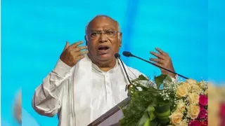 i-have-40-suffered-more-loss-kharge-rebukes-aggrieved-farmer-for-crop-damage-complaint-draws-ire