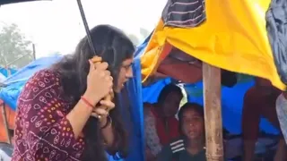 noida-yamuna-floods-dm-medha-rupam-braves-rain-to-inspect-relief-camps-video