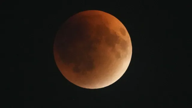 lunar-eclipse-blood-moon-lights-up-skies-over-delhi-bengaluru-chennai-kolkata-as-rare-total-eclipse-captivates-skywatchers-videos