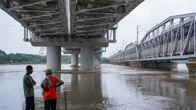 flood-alert-in-delhi-yamuna-river-nears-danger-mark-as-floodwaters-begin-to-recede-watch-video