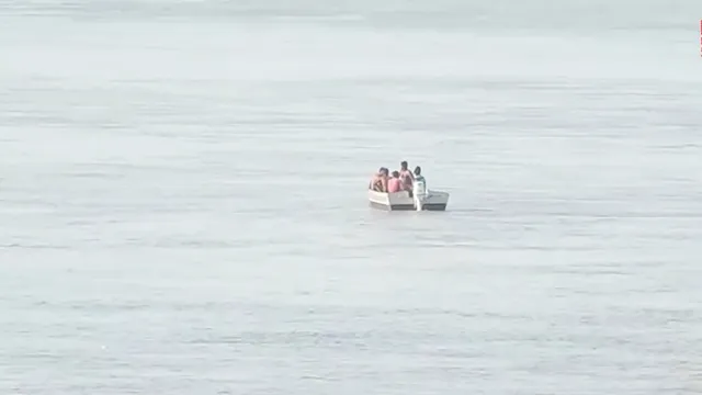 delhi-woman-jumps-into-yamuna-river-from-signature-bridge-leaving-son-alone-search-op-underway
