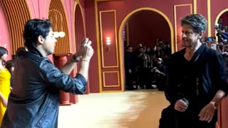 Aryan Khan Turns Photographer For Dad SRK At The Ba***ds Of Bollywood Premiere, Netizens Say 'Sher Ka Beta Sher' | VIDEO