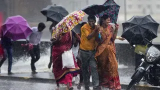 Kolkata Weather Update: City Braces For Light To Moderate Rain During Durga Puja; IMD Issues Alert In North And South Bengal