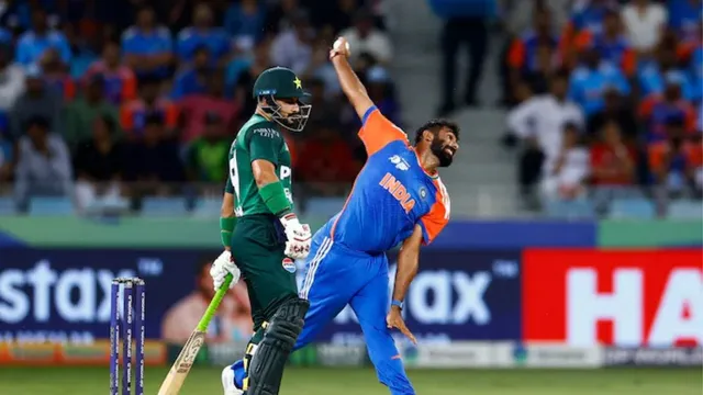 ind-vs-pak-asia-cup-2025-super-4-jasprit-bumrahs-expensive-over-against-pakistan-makes-fans-wonder-if-hes-fully-fit