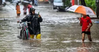 Kolkata Weather Forecast: IMD Issues Heavy Rain, Thunderstorm Alert; SpiceJet, IndiGo Issue Advisories | Latest Updates