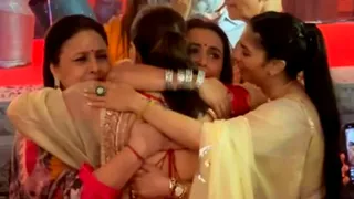 Kajol and Rani Mukerji Share Emotional Hug During Durga Puja Celebration; Heartwarming Moment Goes Viral