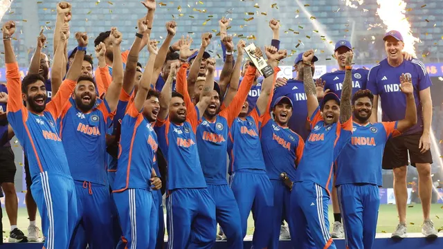 india-vs-pakistan-asia-cup-2025-ind-refuse-trophy-suryakumar-yadav-witty-remark-leaves-pak-journalist-speechless-slams-acc-for-withholding-asia-cup-trophy