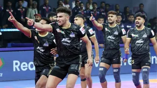 pro-kabaddi-league-2025-updated-points-table-dabang-delhi-race-to-top-gujarat-giants-languish-at-bottom-despite-win