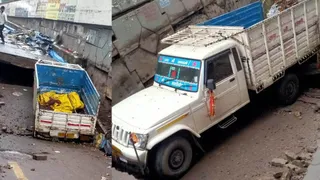 Patna Rain: Road Collapses Near Mithapur Market, Trapping Two Vehicles
