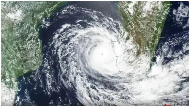 cyclone-shakhti-lanfall-imd-issues-alert-in-ahmedabad-for-heavy-rain-check-forecast-for-other-parts-of-gujarat