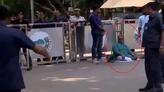 'Won't Go Without Poll Ticket': JDU MLA Stages Sit-In Protest Outside Bihar CM Nitish Kumar's Residence | Watch