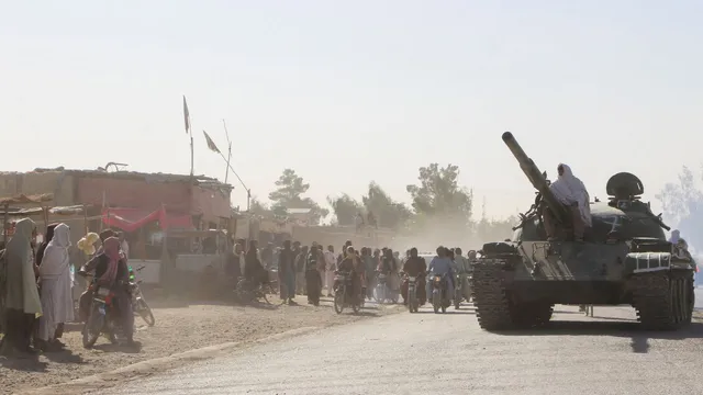pakistan-afghanistan-border-tensions-escalate-tankers-on-streets-several-killed-as-forces-clash