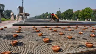 Delhi Deepotsav 2025: 1.51 Lakh Diyas, Drone Show And Ram Katha To Illuminate Kartavya Path Tonight