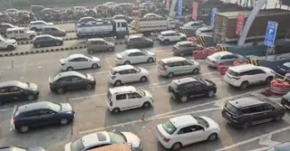 Yamuna Expressway Traffic: Jewar Toll Plaza See Massive Traffic Snarls As Diwali Travel Begins | Video