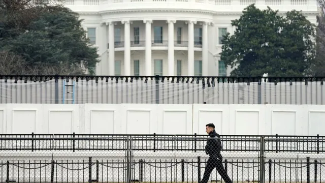 man-crashes-car-into-security-gate-outside-white-house-fbi-yet-to-reveal-motive