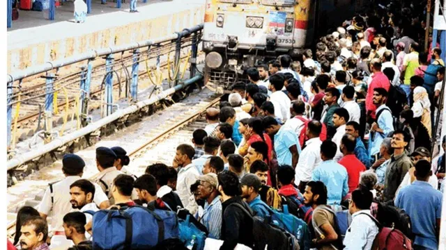 patna-junction-overwhelmed-by-chhath-puja-crowd-passengers-climb-through-windows