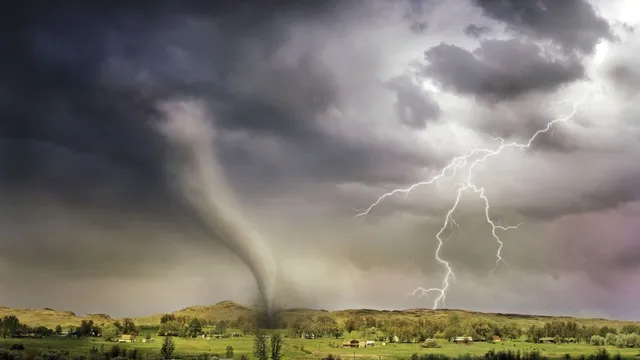 karnataka-weather-bengaluru-braces-for-heavy-rain-and-strong-winds-as-cyclone-montha-develops-over-bay-of-bengal