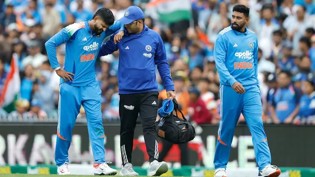 shreyas-iyer-life-threatening-spleen-injury-bcci-medical-team-news-star-batter-remains-in-icu-after-internal-bleeding-india-vs-australia-3rd-odi-in-sydney