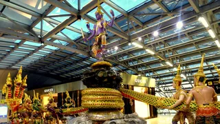 bangkok-suvarnabhumi-airport-stunning-samudra-manthan-vishnu-garuda-and-demons-statue-leaves-indians-amazed-watch