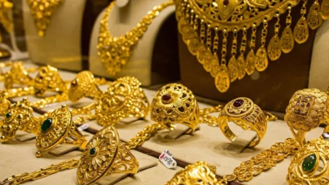 gold-and-silver-price-today-rates-fall-on-mcx-check-22k-18k-rates-in-delhi-bengaluru-mumbai-indore-kolkata